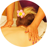 Rücken- und Nackenmassage mit Öl Kräutermassage